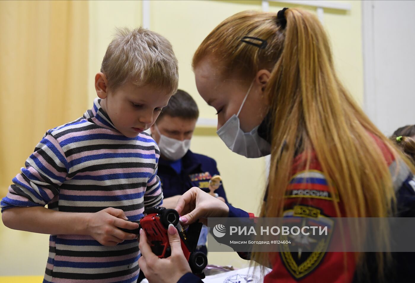 Волонтеры дарят подарки эвакуированным из ДНР и ЛНР детям