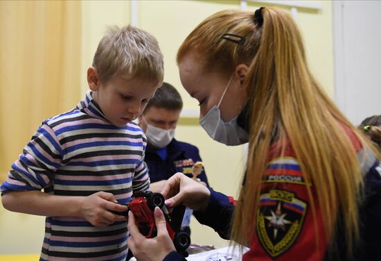 Волонтеры дарят подарки эвакуированным из ДНР и ЛНР детям
