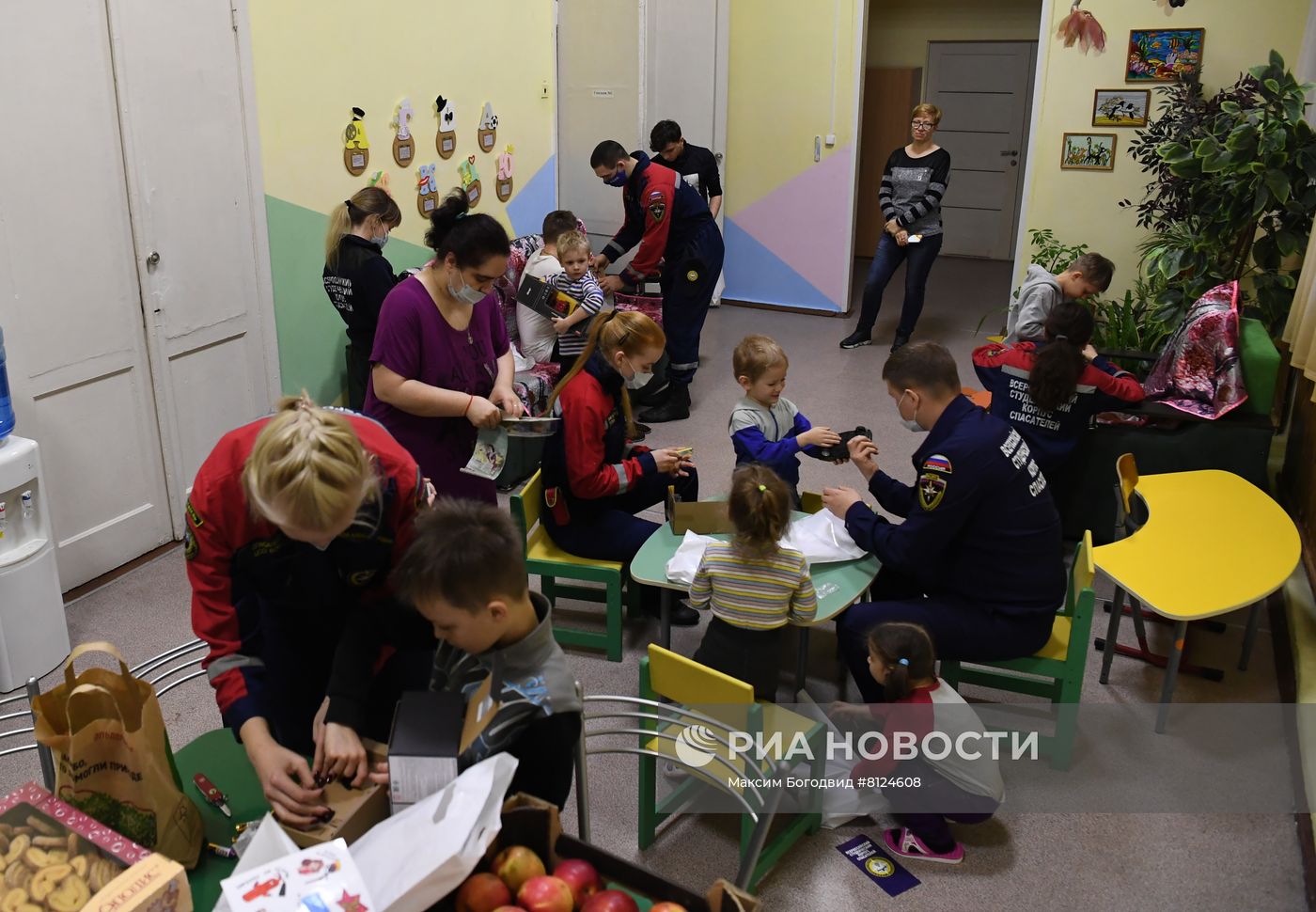 Волонтеры дарят подарки эвакуированным из ДНР и ЛНР детям
