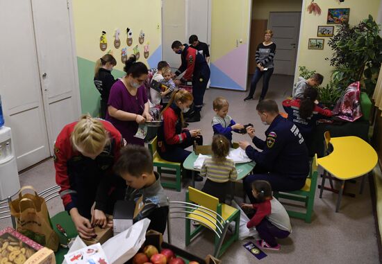 Волонтеры дарят подарки эвакуированным из ДНР и ЛНР детям