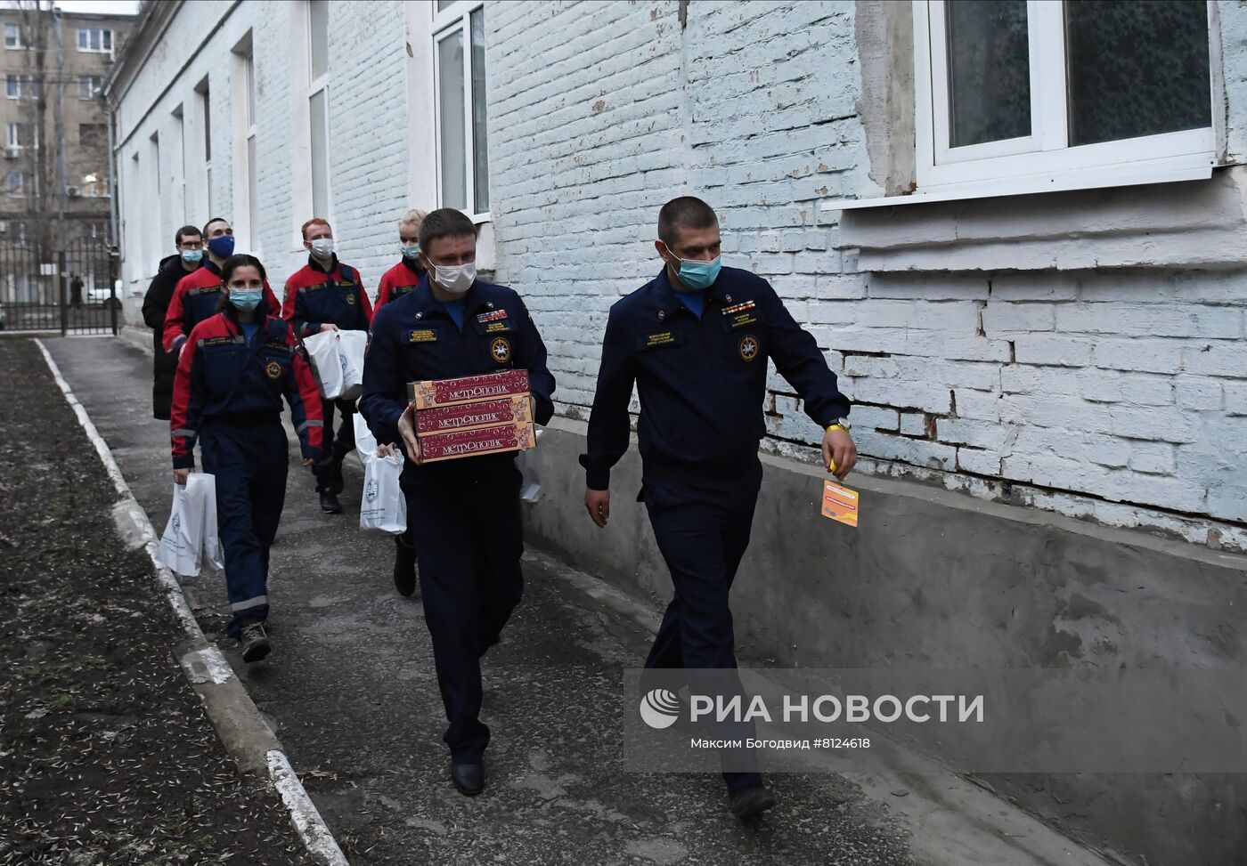 Волонтеры дарят подарки эвакуированным из ДНР и ЛНР детям