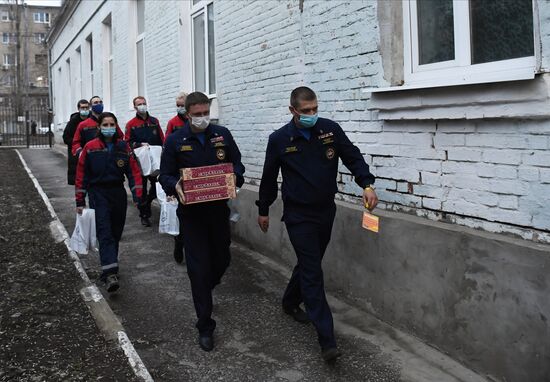 Волонтеры дарят подарки эвакуированным из ДНР и ЛНР детям