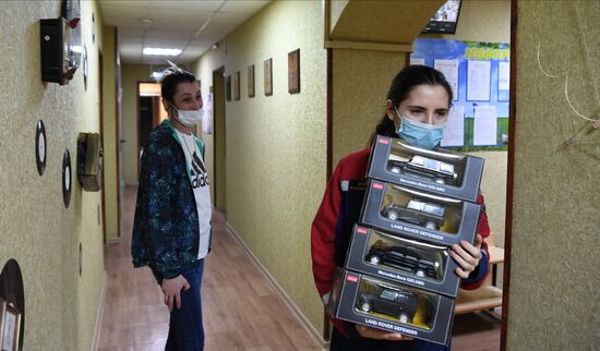Волонтеры дарят подарки эвакуированным из ДНР и ЛНР детям