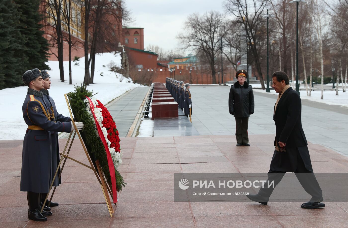 Премьер-министр Пакистана Имран Хан возложил цветы к Могиле Неизвестного Солдата