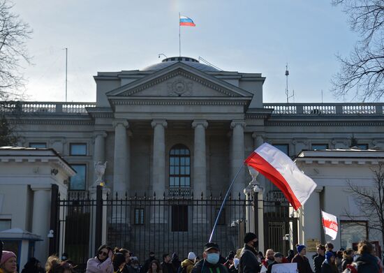 Акция у здания посольства РФ в Варшаве