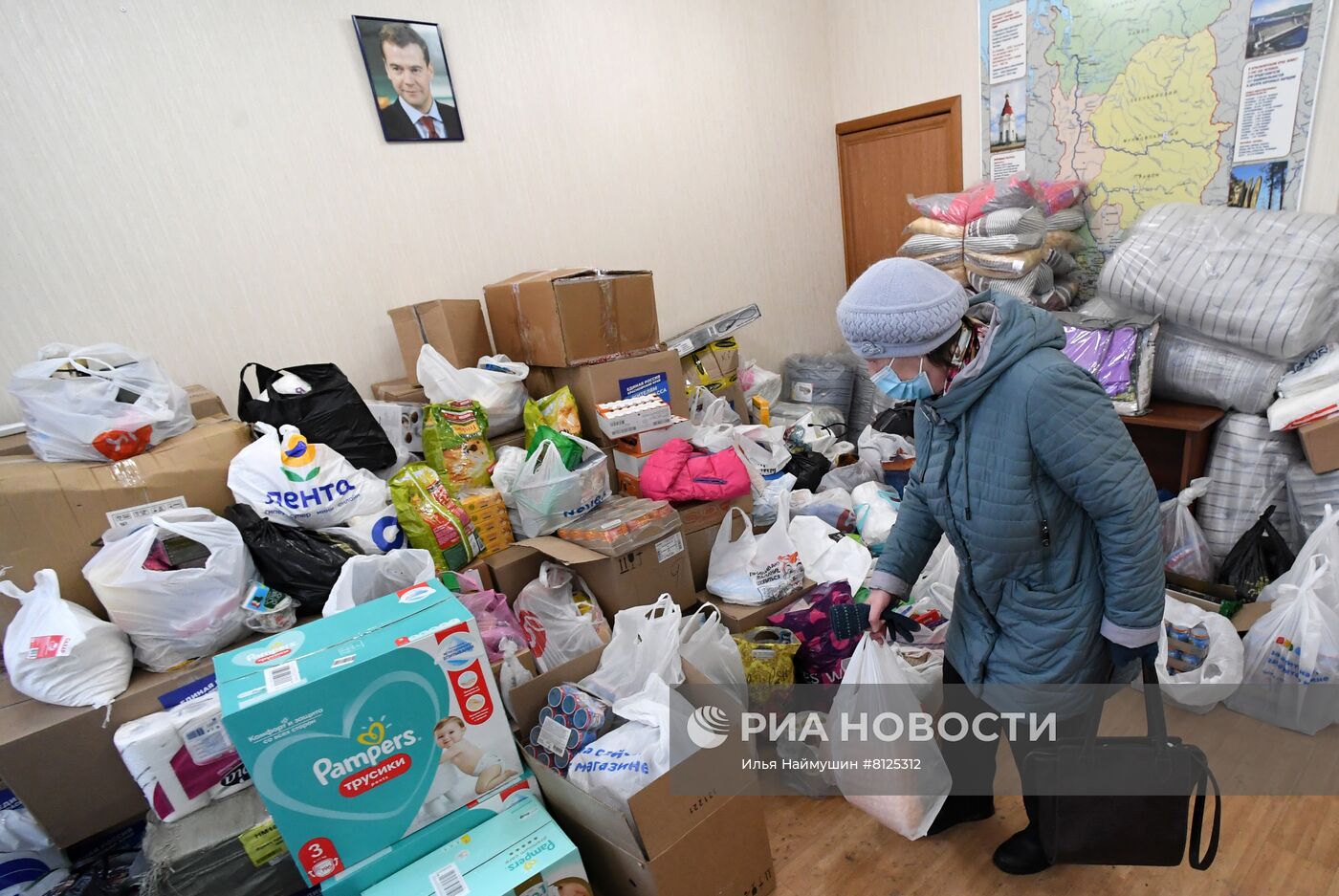 Пункт сбора гуманитарной помощи эвакуированным с Донбасса