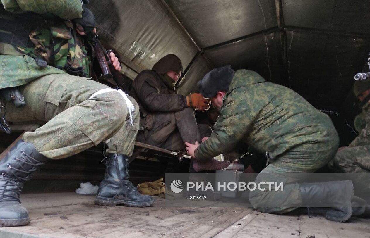 Народная милиция ДНР оказывает помощь раненому военнослужащему бригады ВФУ