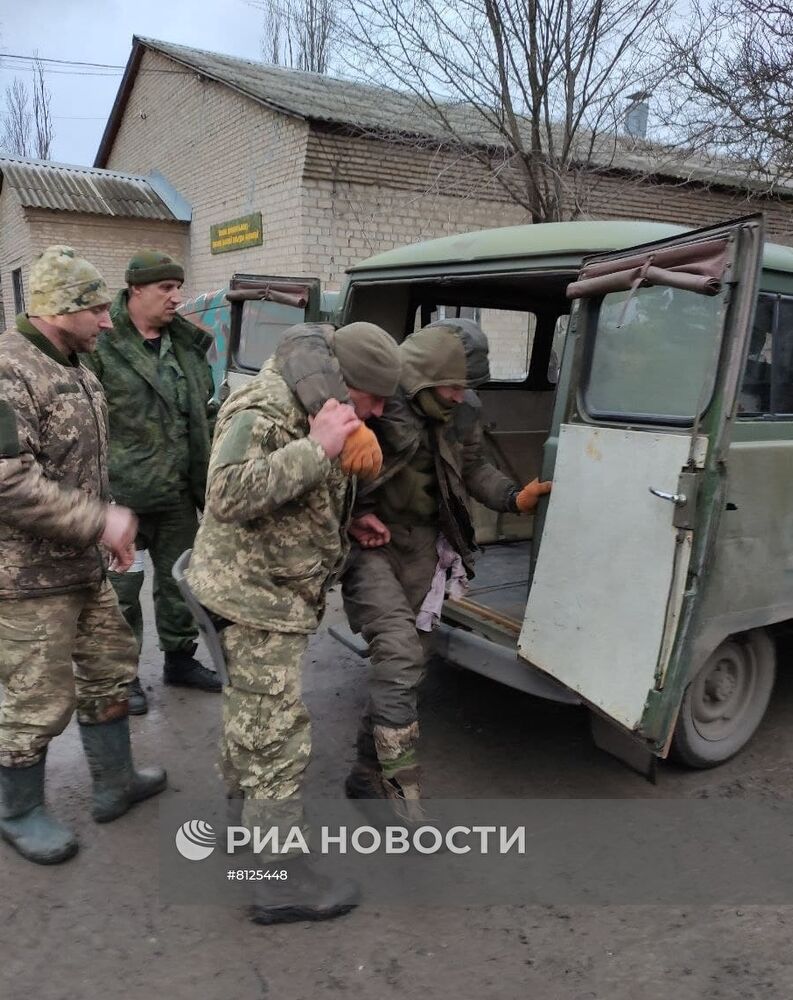 Народная милиция ДНР оказывает помощь раненому военнослужащему бригады ВФУ