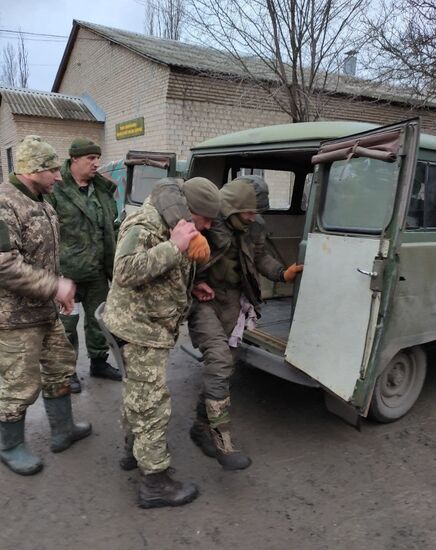 Народная милиция ДНР оказывает помощь раненому военнослужащему бригады ВФУ