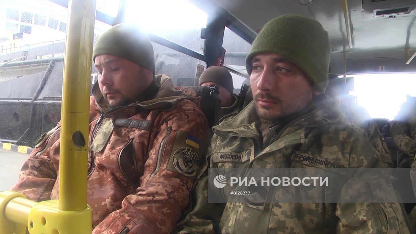 Доставка сдавшихся украинских военнослужащих в Севастополь