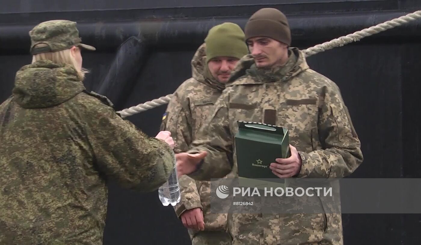 Доставка сдавшихся украинских военнослужащих в Севастополь