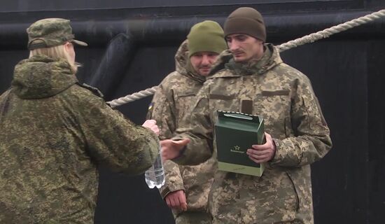 Доставка сдавшихся украинских военнослужащих в Севастополь