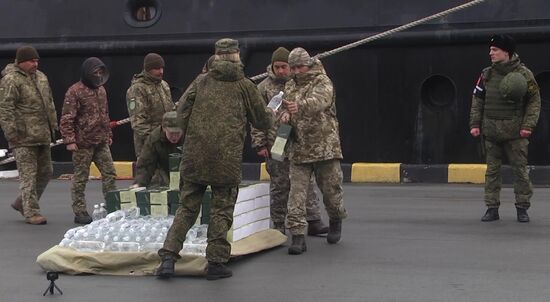 Доставка сдавшихся украинских военнослужащих в Севастополь