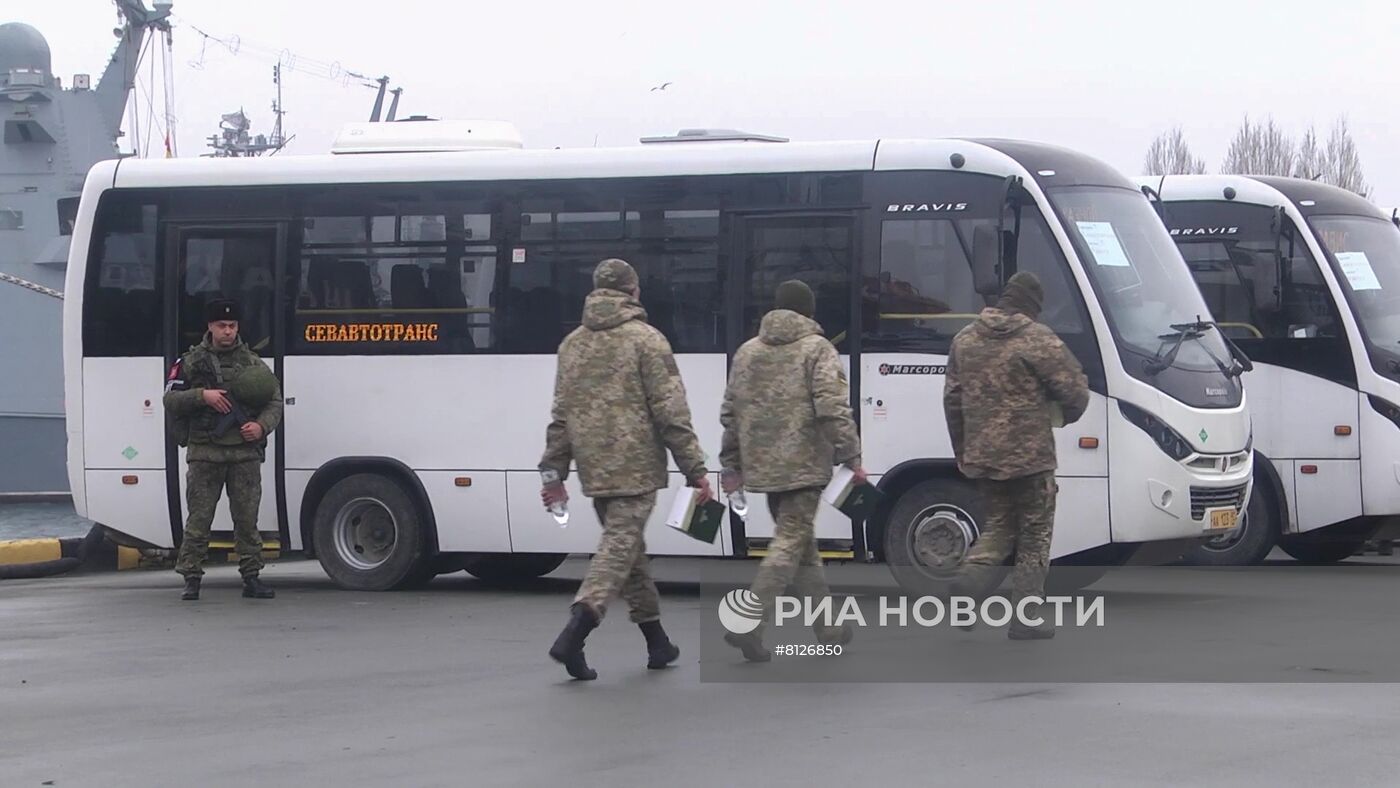 Доставка сдавшихся украинских военнослужащих в Севастополь