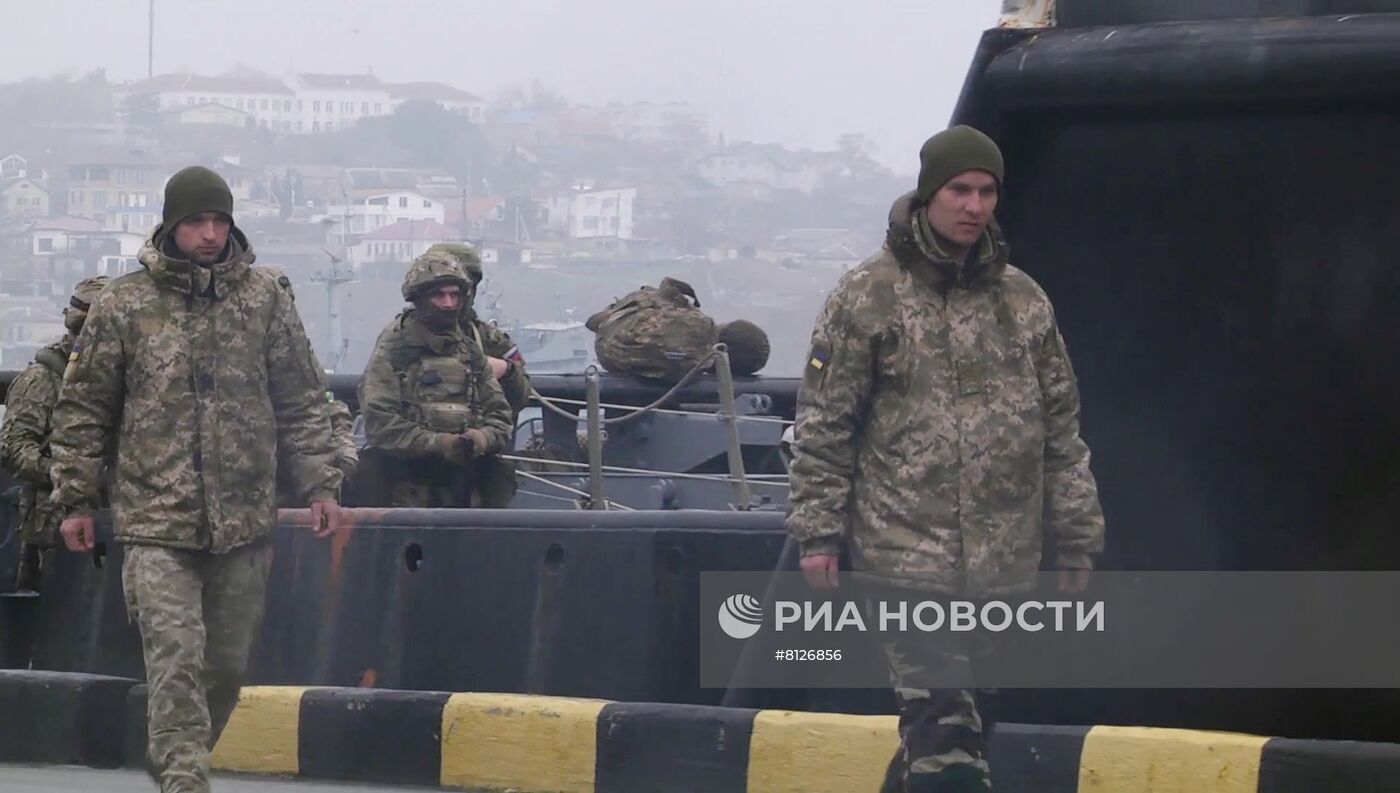 Доставка сдавшихся украинских военнослужащих в Севастополь