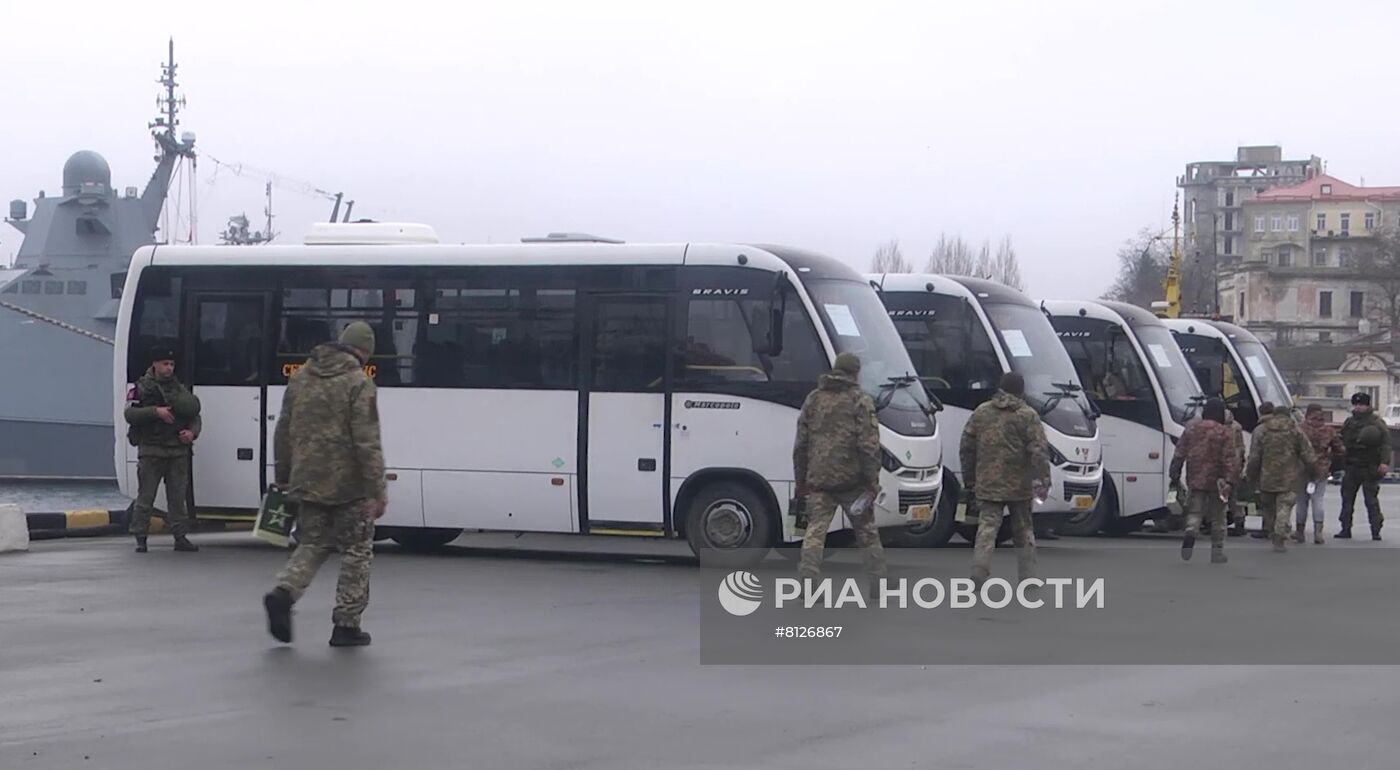 Доставка сдавшихся украинских военнослужащих в Севастополь