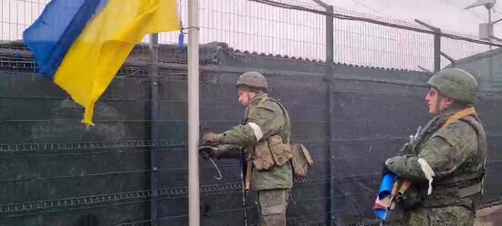 Поднятие флага ЛНР над Станицей Луганской