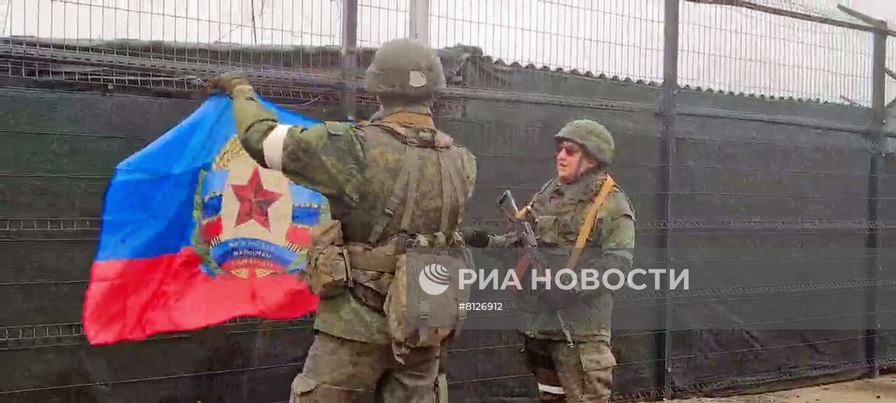Поднятие флага ЛНР над Станицей Луганской