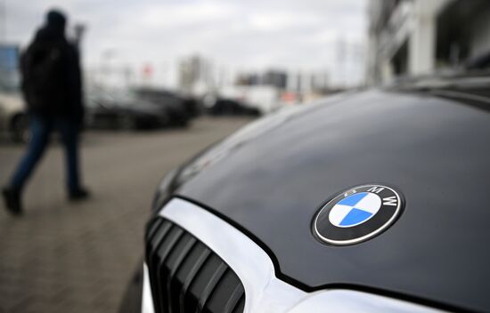 Автоконцерны приостанавливают поставку машин в Россию