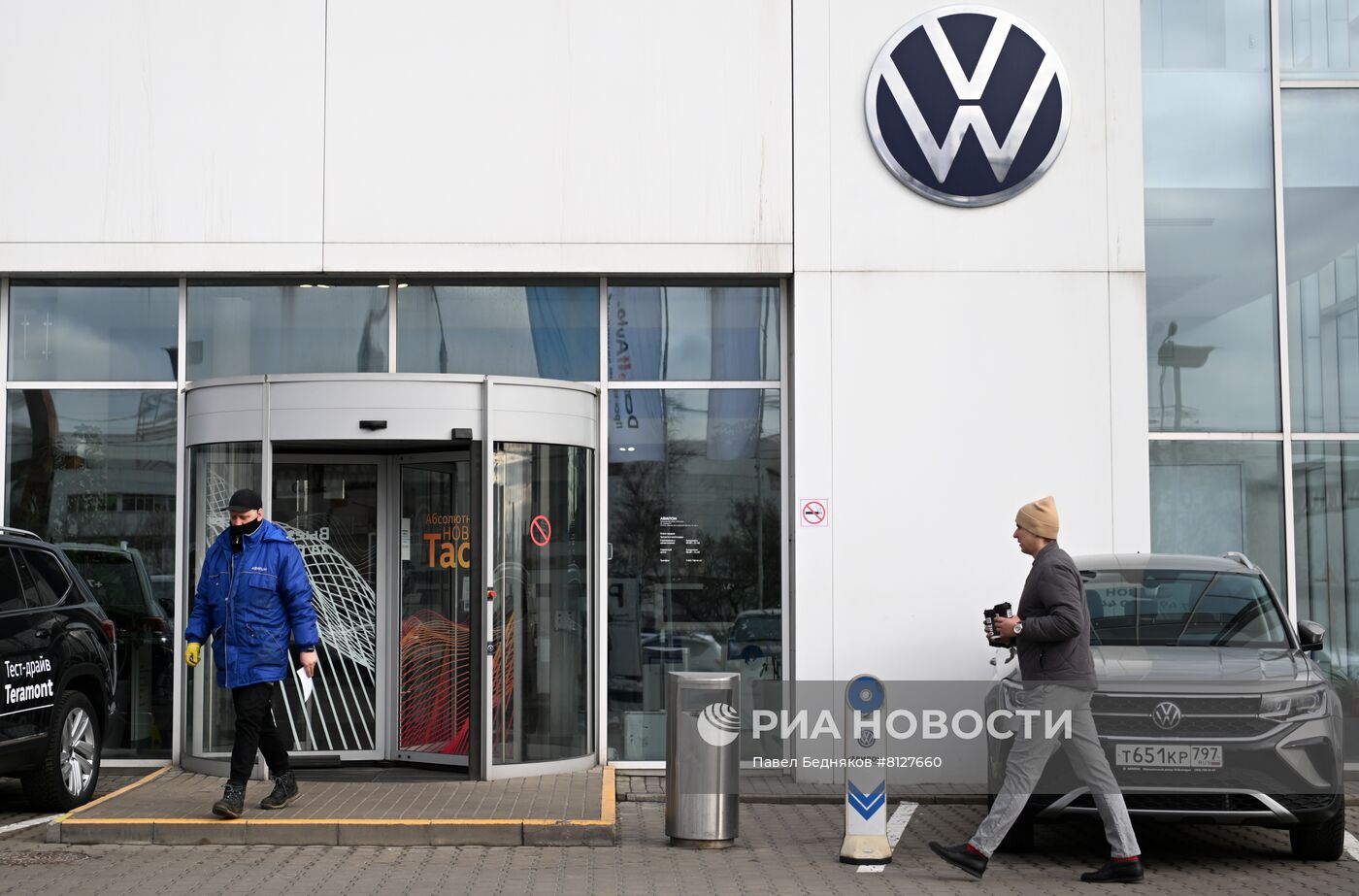 Автоконцерны приостанавливают поставку машин в Россию