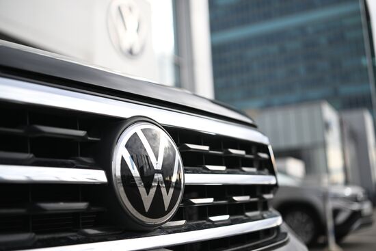 Автоконцерны приостанавливают поставку машин в Россию