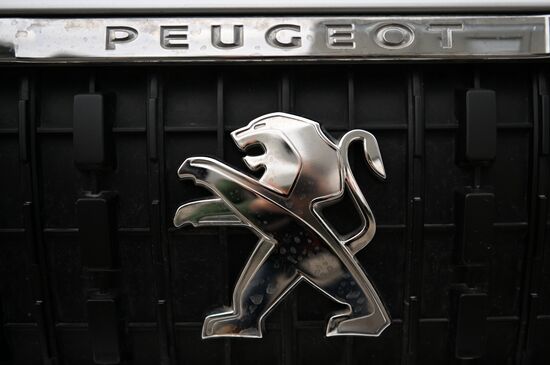 Автоконцерны приостанавливают поставку машин в Россию