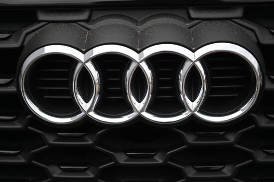 Автоконцерны приостанавливают поставку машин в Россию