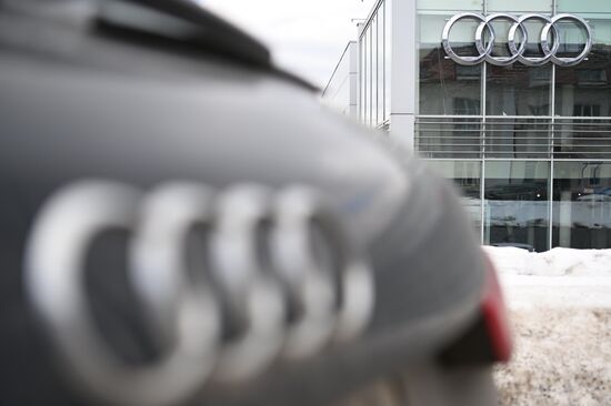 Автоконцерны приостанавливают поставку машин в Россию