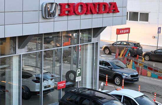 Автоконцерны приостанавливают поставку машин в Россию