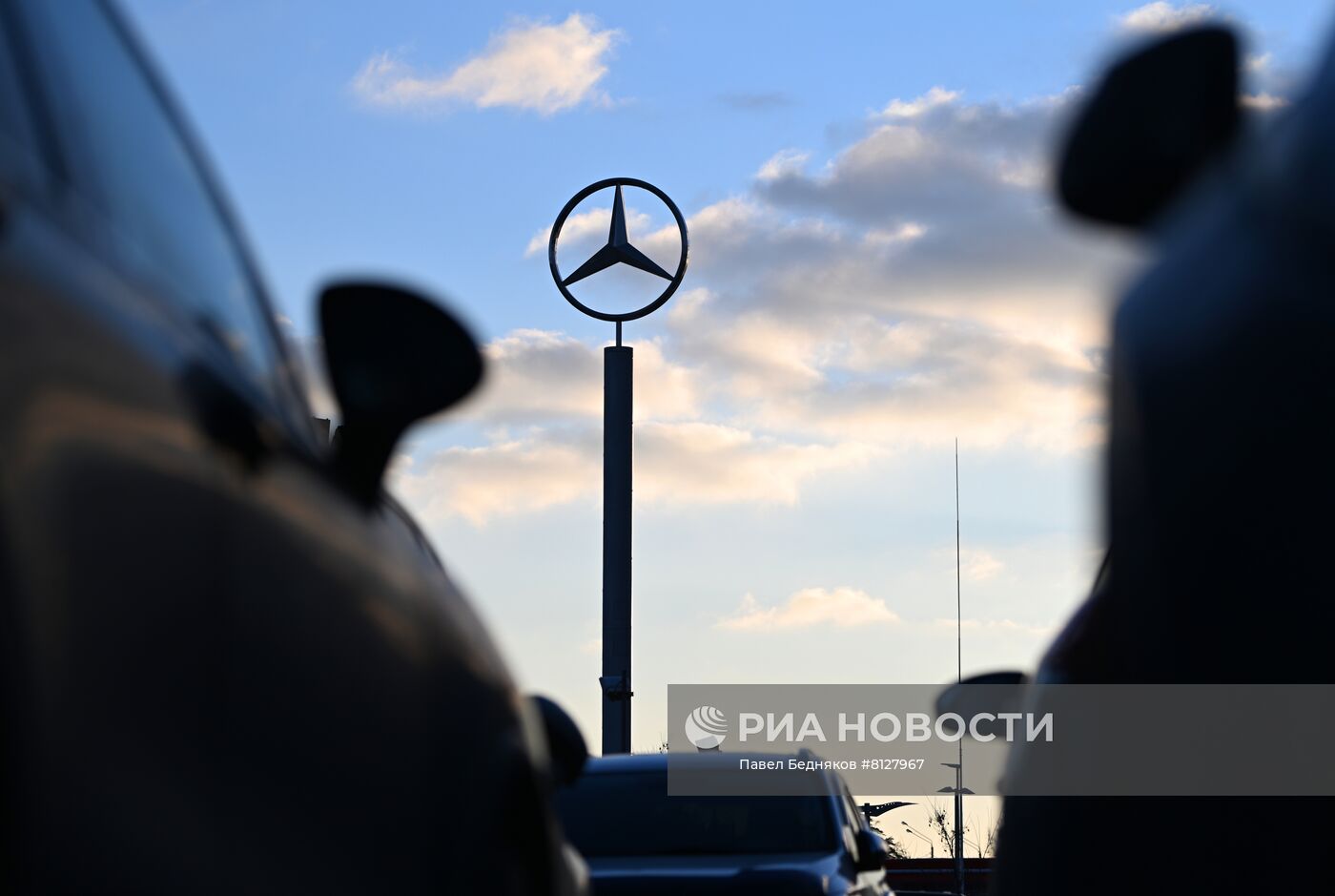 Автоконцерны приостанавливают поставку машин в Россию