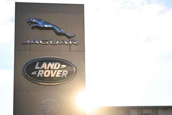 Автоконцерны приостанавливают поставку машин в Россию