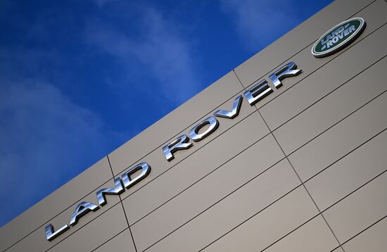 Автоконцерны приостанавливают поставку машин в Россию