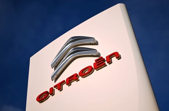 Автоконцерны приостанавливают поставку машин в Россию