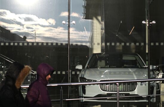 Автоконцерны приостанавливают поставку машин в Россию