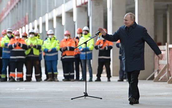 Президент РФ В. Путин посетил строительство комплекса Национального космического центра
