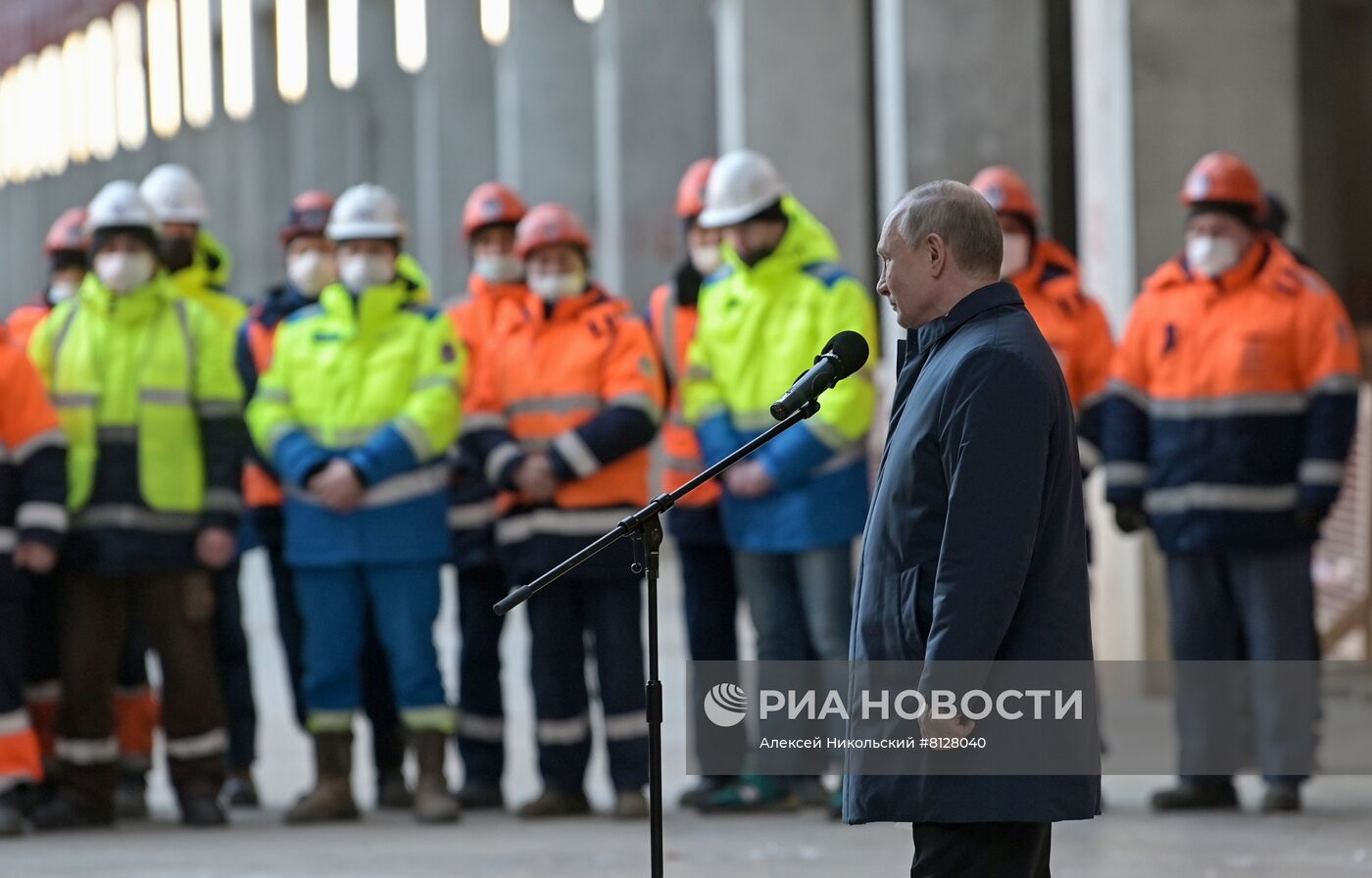 Президент РФ В. Путин посетил строительство комплекса Национального космического центра