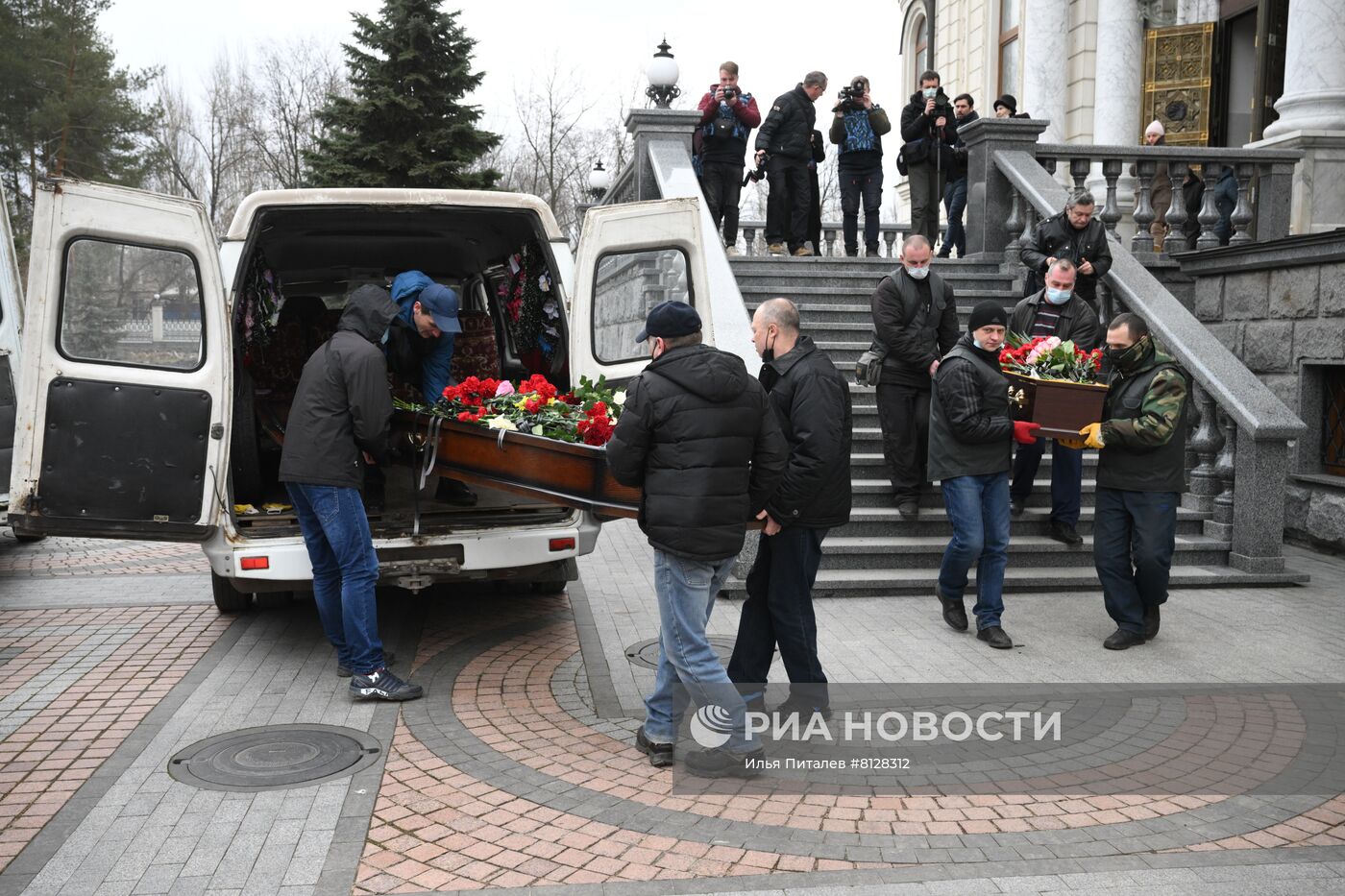 Прощание с погибшими при обстреле учителями школы в Горловке