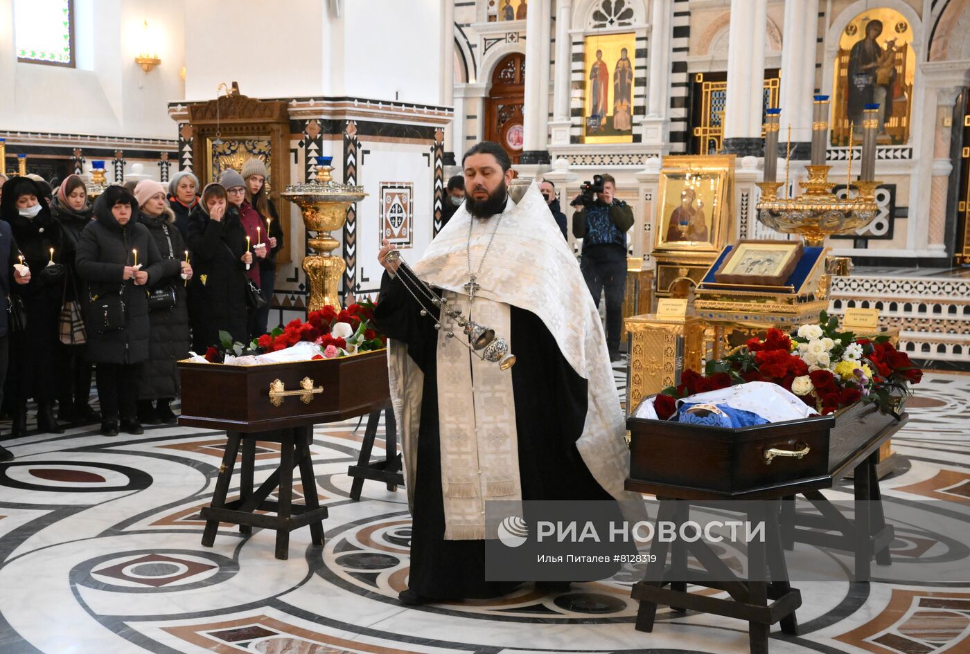 Прощание с погибшими при обстреле учителями школы в Горловке