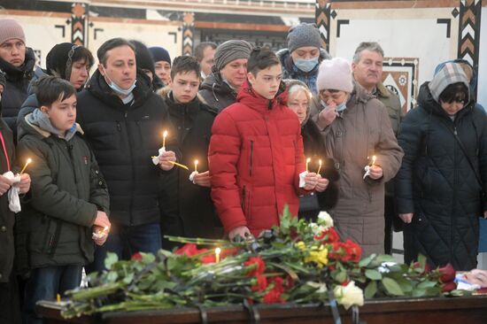 Прощание с погибшими при обстреле учителями школы в Горловке