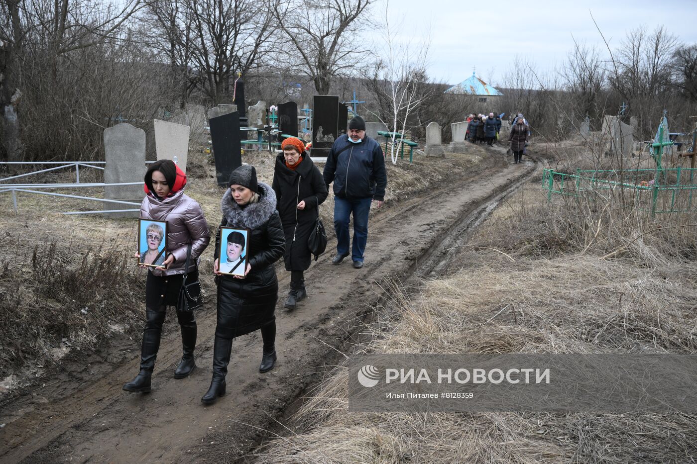 Прощание с погибшими при обстреле учителями школы в Горловке