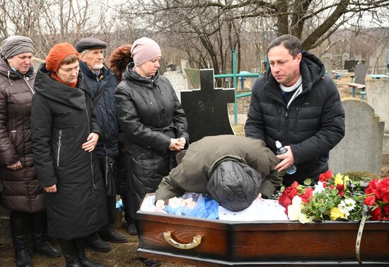 Прощание с погибшими при обстреле учителями школы в Горловке