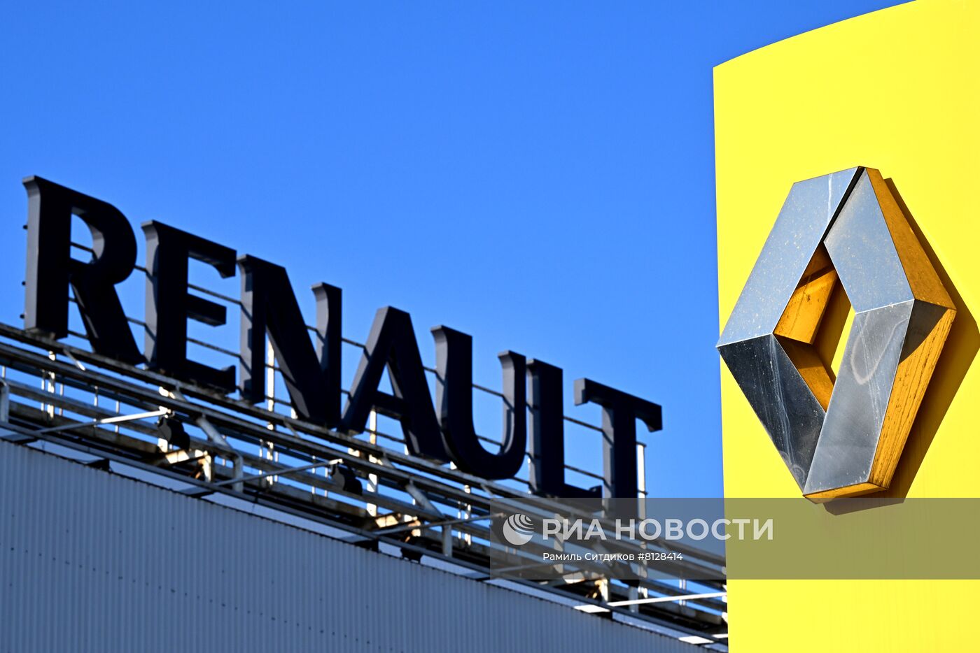 Завод Renault в РФ приостановил работу из-за перебоев в логистике