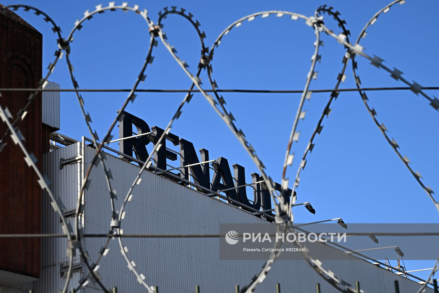 Завод Renault в РФ приостановил работу из-за перебоев в логистике