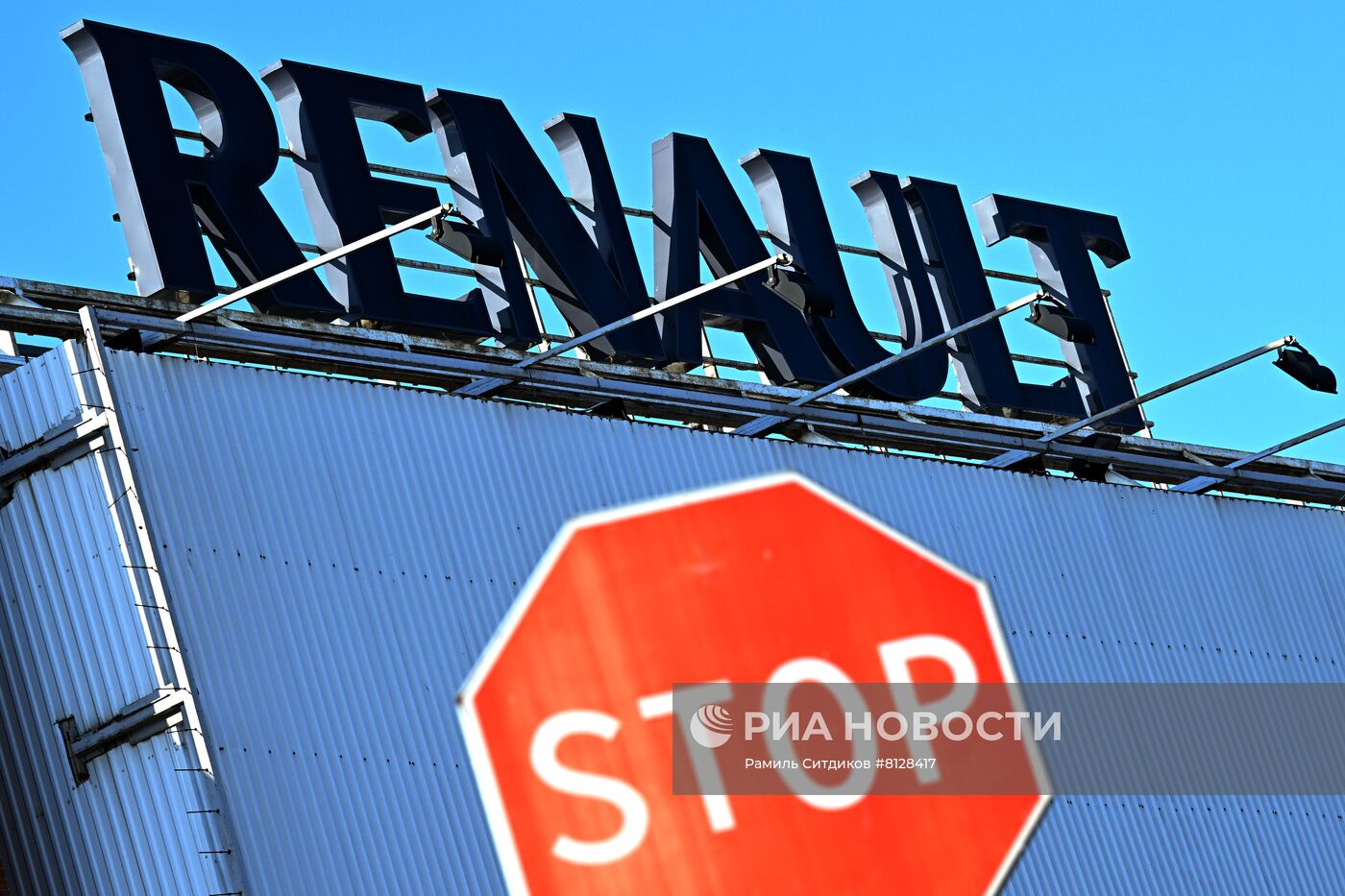 Завод Renault в РФ приостановил работу из-за перебоев в логистике