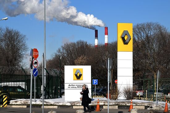 Завод Renault в РФ приостановил работу из-за перебоев в логистике