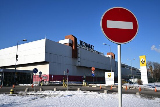 Завод Renault в РФ приостановил работу из-за перебоев в логистике