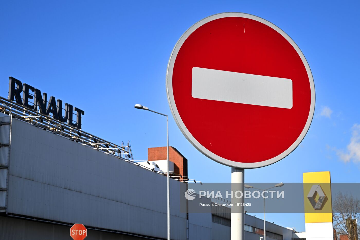 Завод Renault в РФ приостановил работу из-за перебоев в логистике