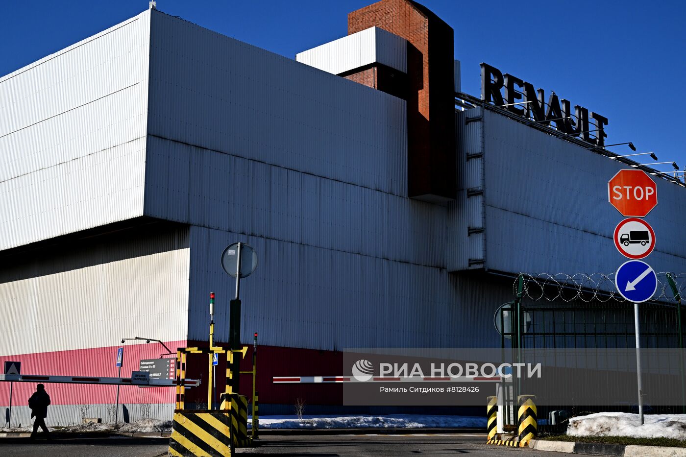 Завод Renault в РФ приостановил работу из-за перебоев в логистике