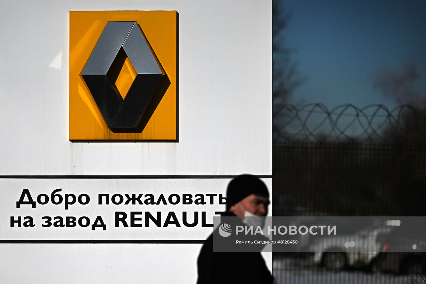 Завод Renault в РФ приостановил работу из-за перебоев в логистике