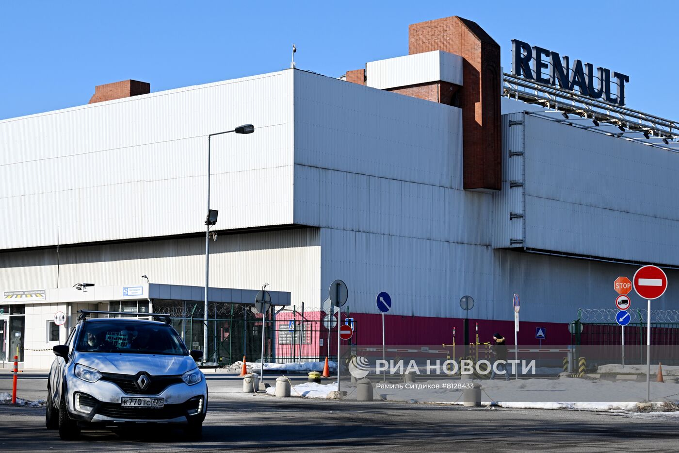 Завод Renault в РФ приостановил работу из-за перебоев в логистике